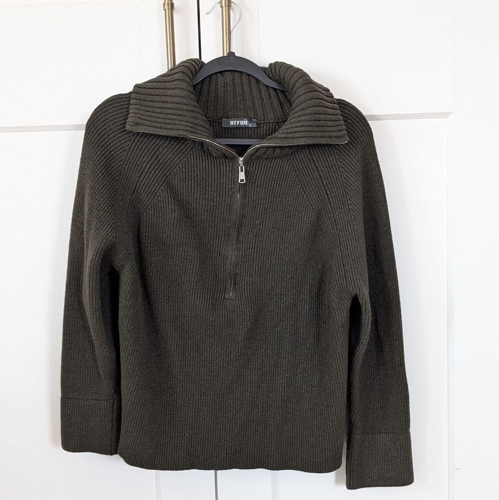 ST. JOHN Women's V-Neck Sweater - Black